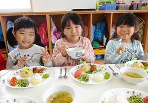 給食時の風景写真(2)